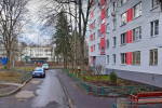 Двигавшийся задом автомобиль сбил девушку-подростка во дворе