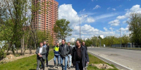 Префект ЗелАО Анатолий Смирнов в 19 микрорайоне, май 2025 года / Дмитрий Ерохин - Префектура ЗелАО