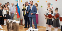 Префект ЗелАО Анатолий Смирнов во время торжественной линейки в честь начала учебного года в школе №853, сентябрь 2024 года / Дмитрий Ерохин - Префектура ЗелАО