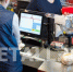 Посетитель магазина украл телефон на кассе - Netall.Ru